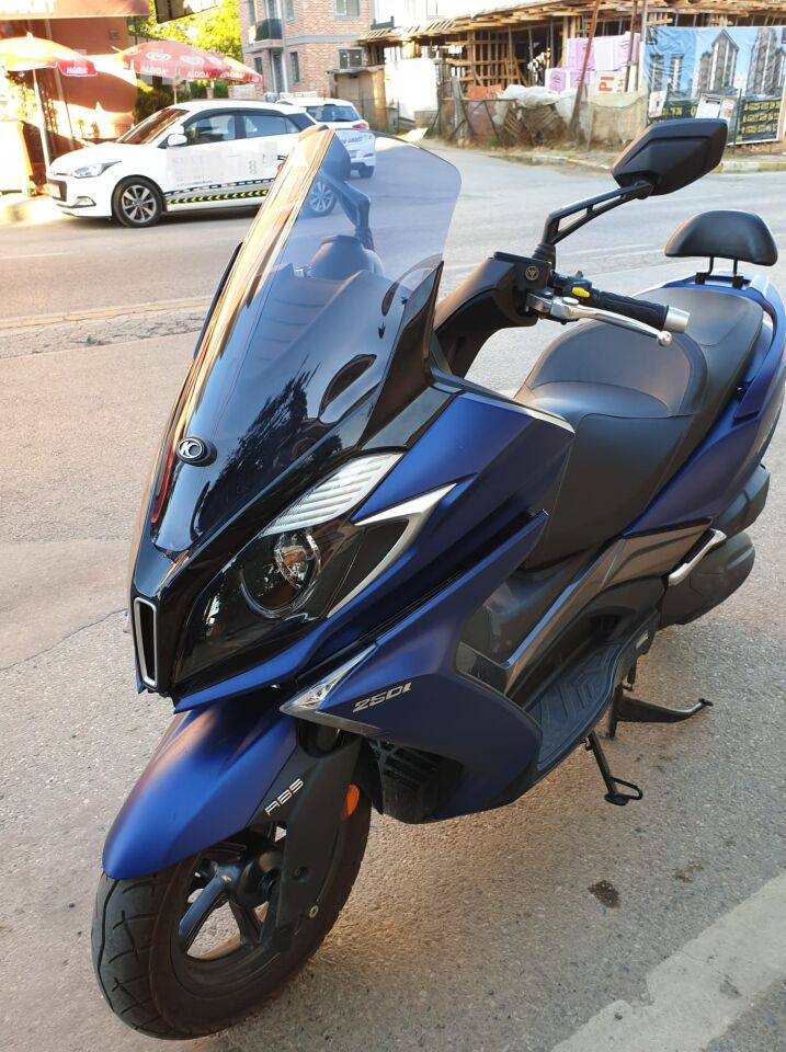 MOTOCAM Kymco Downtown 250i Ön Cam 2016-2026 Model 61cm Füme Renkli 4mm ORİJİNAL BOYLU