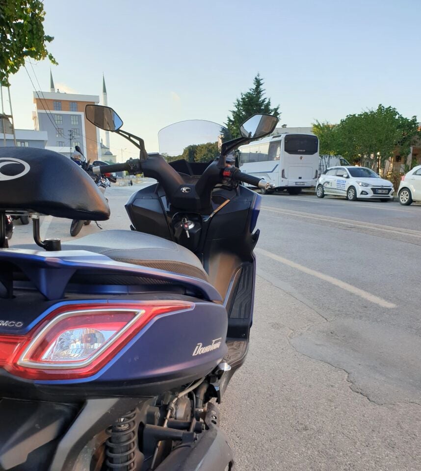 MOTOCAM Kymco Downtown 250i Ön Cam 2016-2026 Model 61cm Füme Renkli 4mm ORİJİNAL BOYLU