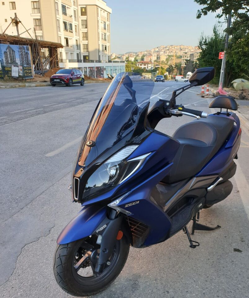 MOTOCAM Kymco Downtown 250i Ön Cam 2016-2026 Model 61cm Füme Renkli 4mm ORİJİNAL BOYLU