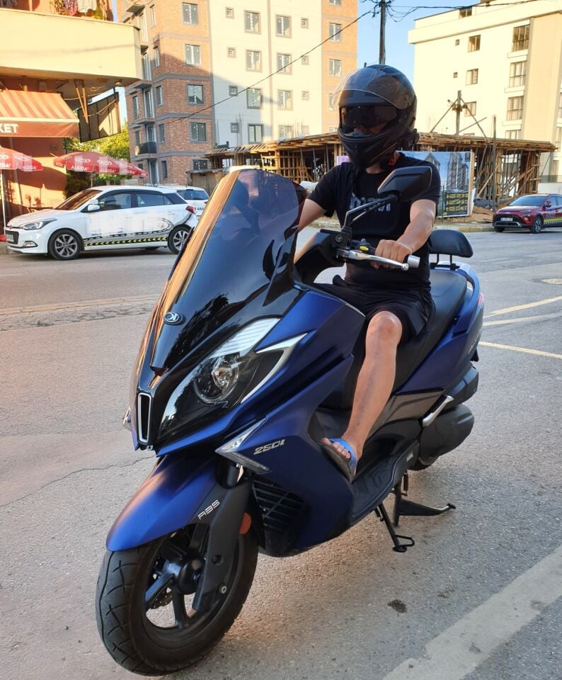 MOTOCAM Kymco Downtown 250i Ön Cam 2016-2026 Model 61cm Siyah Renkli 4mm ORİJİNAL BOYLU