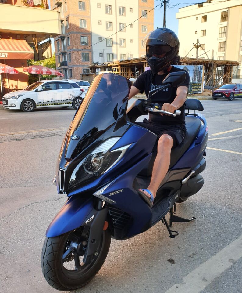MOTOCAM Kymco Downtown 250i Ön Cam 2016-2026 Model 61cm Siyah Renkli 4mm ORİJİNAL BOYLU