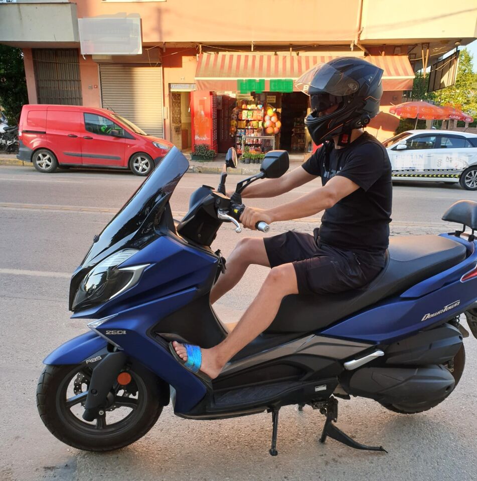 MOTOCAM Kymco Downtown 250i Ön Cam 2016-2026 Model 61cm Siyah Renkli 4mm ORİJİNAL BOYLU