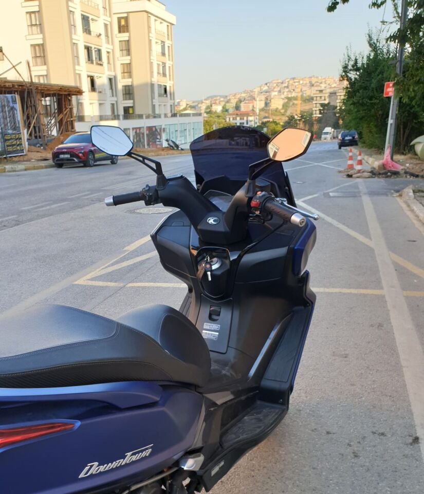 MOTOCAM Kymco Downtown 250i Ön Cam 2016-2026 Model 61cm Siyah Renkli 4mm ORİJİNAL BOYLU
