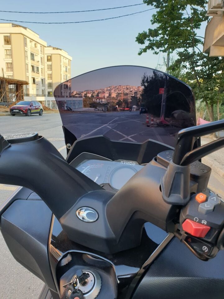 MOTOCAM Kymco Downtown 250i Ön Cam 2016-2026 Model 61cm Siyah Renkli 4mm ORİJİNAL BOYLU