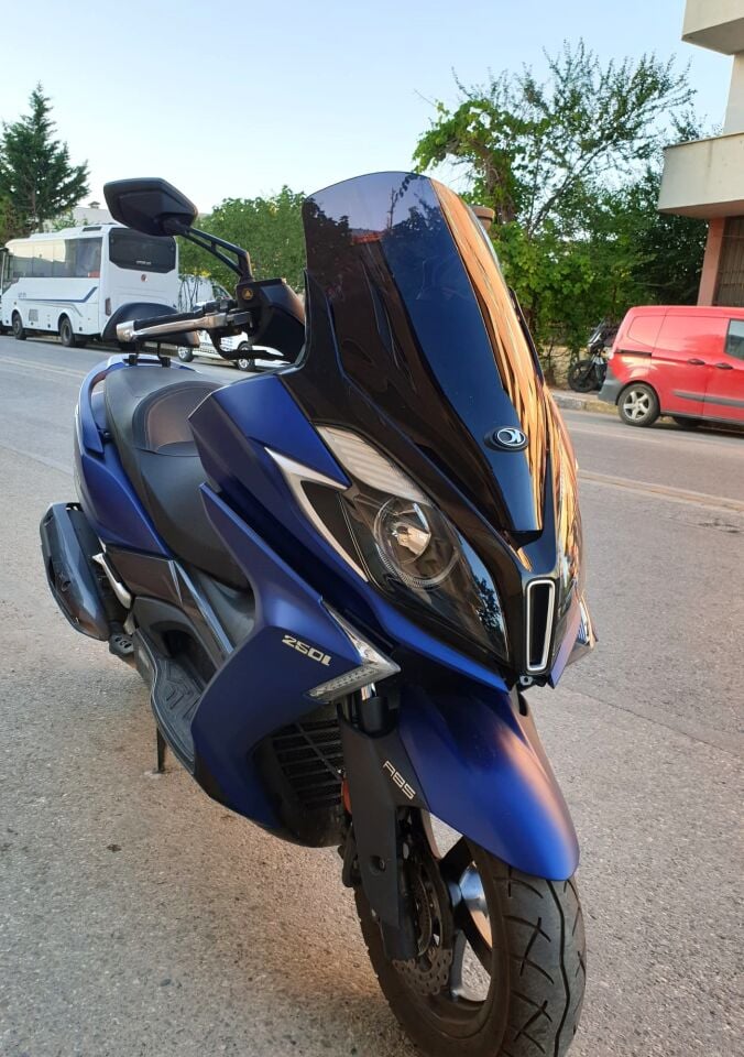 MOTOCAM Kymco Downtown 250i Ön Cam 2016-2026 Model 61cm Siyah Renkli 4mm ORİJİNAL BOYLU