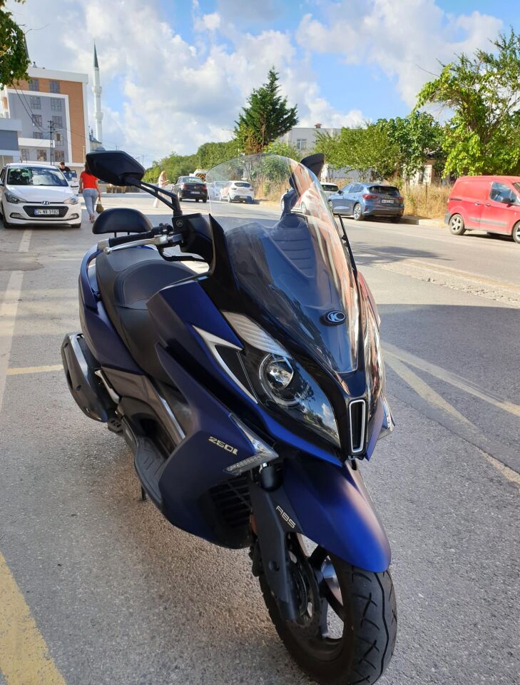 MOTOCAM Kymco Downtown 250i Ön Cam 2016-2026 Model 61cm Şeffaf Renkli 4mm ORİJİNAL BOYLU