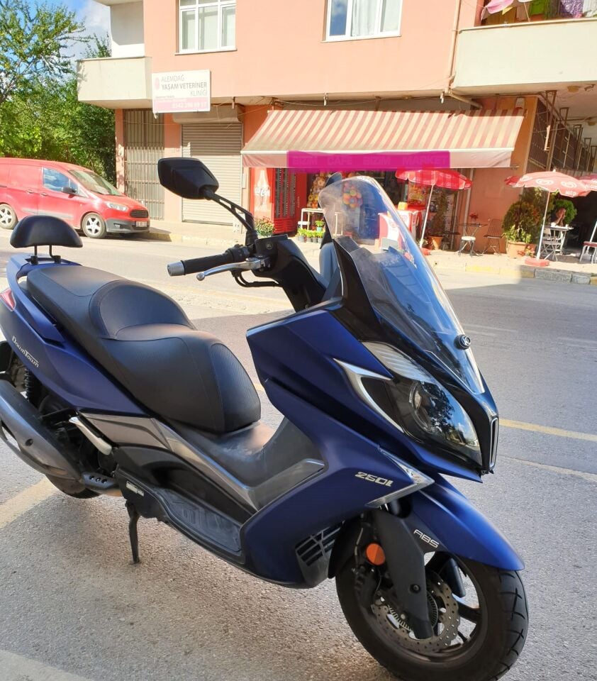 MOTOCAM Kymco Downtown 250i Ön Cam 2016-2026 Model 61cm Şeffaf Renkli 4mm ORİJİNAL BOYLU
