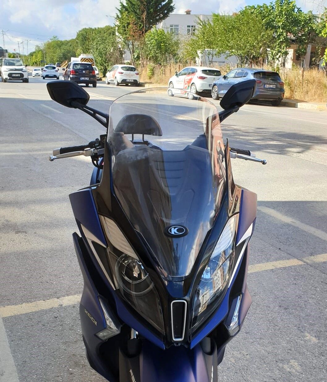 MOTOCAM Kymco Downtown 250i Ön Cam 2016-2026 Model 61cm Şeffaf Renkli 4mm ORİJİNAL BOYLU