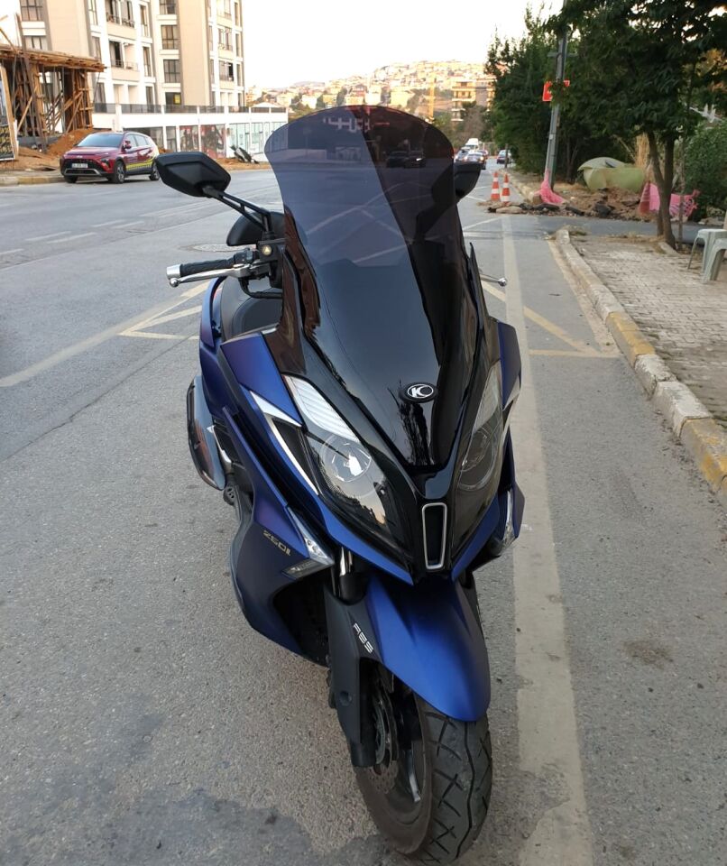 MOTOCAM Kymco Downtown 250i Ön Cam 2016-2026 Model 78cm Siyah Renkli 4mm UZUN