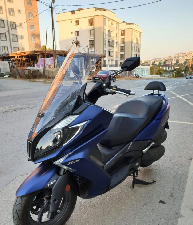 MOTOCAM Kymco Downtown 250i Ön Cam 2016-2026 Model 78cm Şeffaf Renkli 4mm UZUN