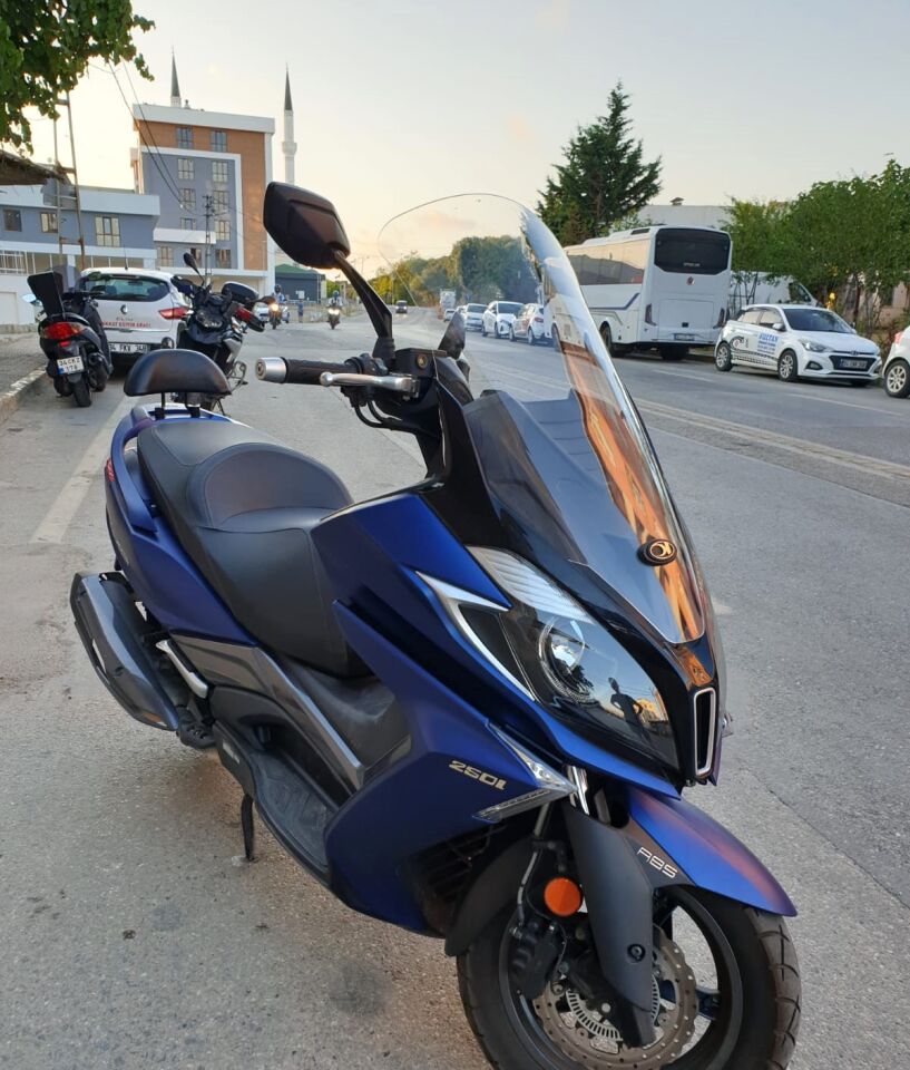 MOTOCAM Kymco Downtown 250i Ön Cam 2016-2026 Model 78cm Şeffaf Renkli 4mm UZUN
