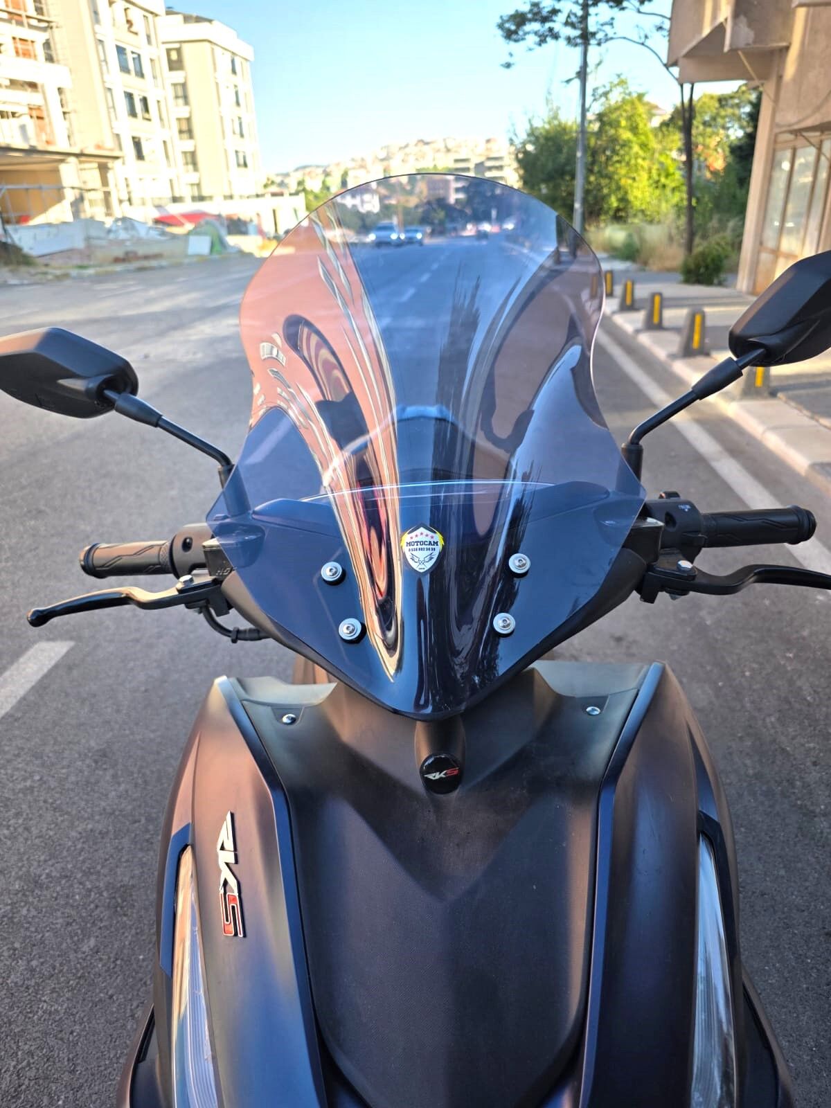 MOTOCAM Küba Arome 125 Ön Cam 2022-2026 Model 43cm Füme Renkli KISA CAM