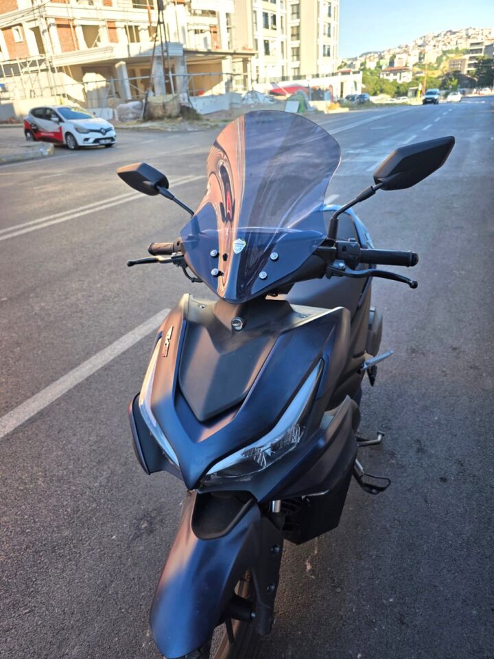 MOTOCAM Küba Arome 125 Ön Cam 2022-2026 Model 43cm Füme Renkli KISA CAM