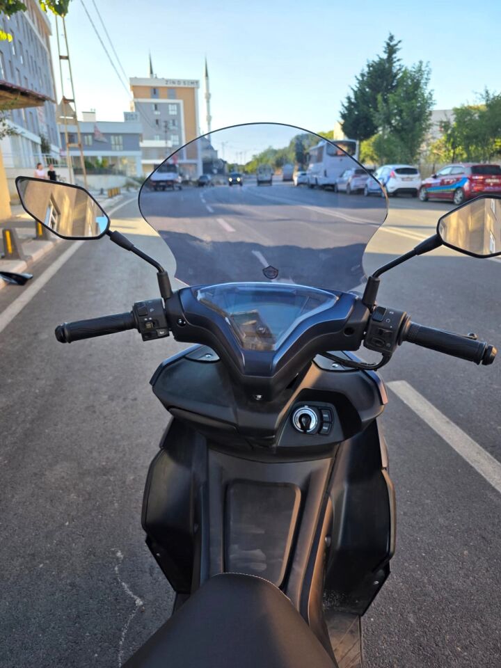 MOTOCAM Küba Arome 125 Ön Cam 2022-2026 Model 43cm Füme Renkli KISA CAM