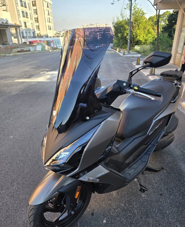 MOTOCAM Kymco Downtown GT 350 Ön Cam 2025-2026 Model 62cm Siyah Renkli 4mm