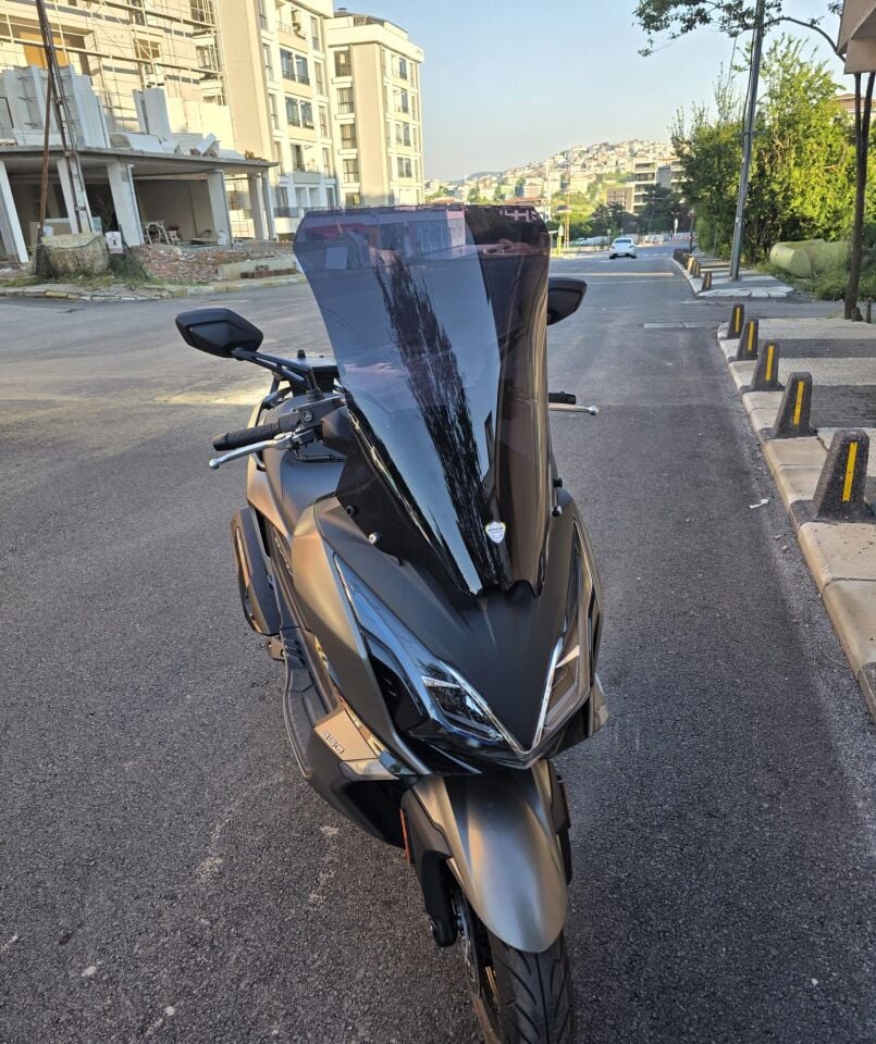 MOTOCAM Kymco Downtown GT 350 Ön Cam 2025-2026 Model 62cm Siyah Renkli 4mm