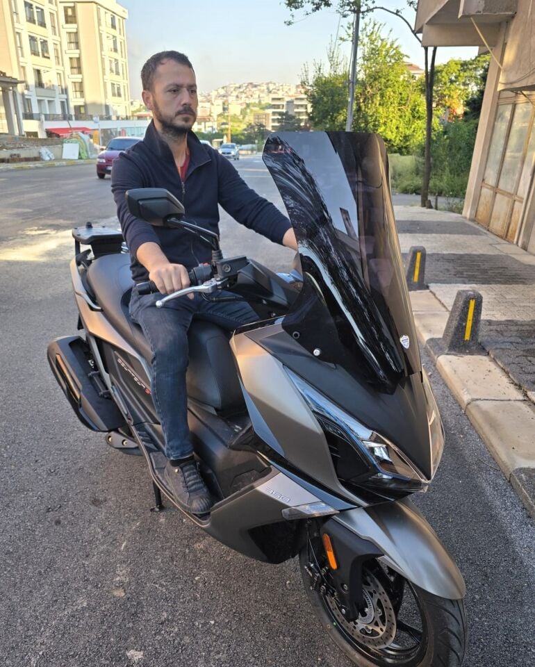 MOTOCAM Kymco Downtown GT 350 Ön Cam 2025-2026 Model 62cm Siyah Renkli 4mm