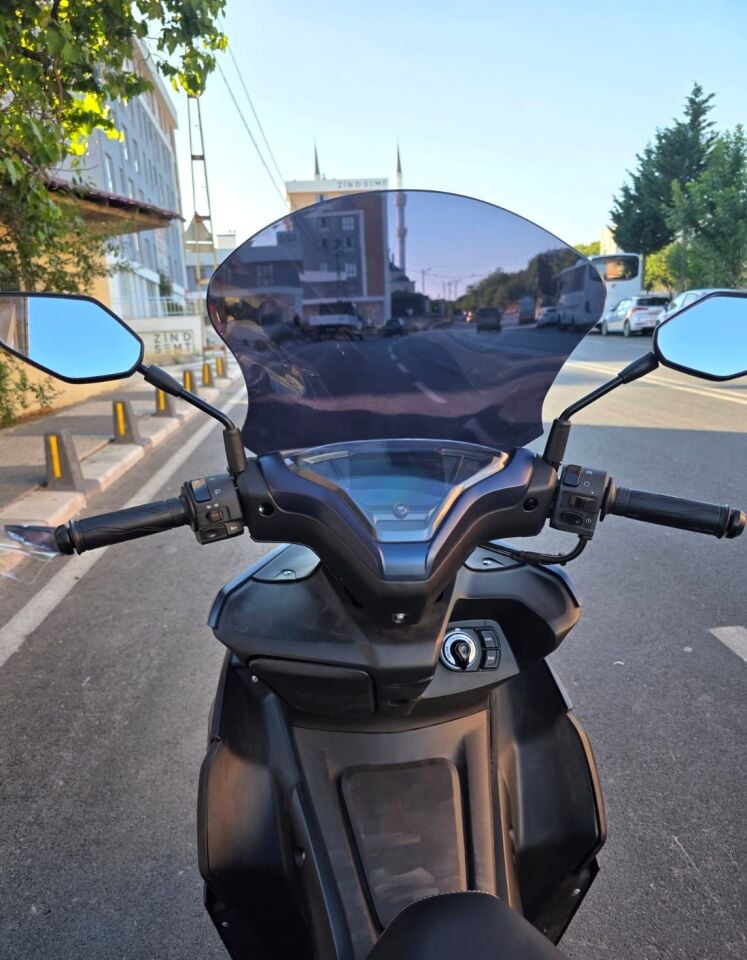 MOTOCAM Küba Arome 125 Ön Cam 2022-2026 Model 43cm Siyah Renkli KISA CAM