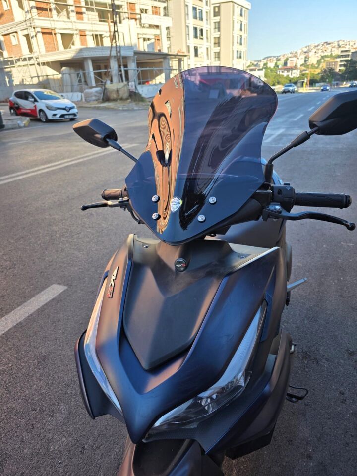 MOTOCAM Küba Arome 125 Ön Cam 2022-2026 Model 43cm Siyah Renkli KISA CAM