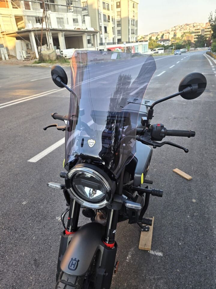 MOTOCAM Husqvarna Svartpilen 250 Ön Cam 2020-2026 Model 47cm Füme Renkli 4mm