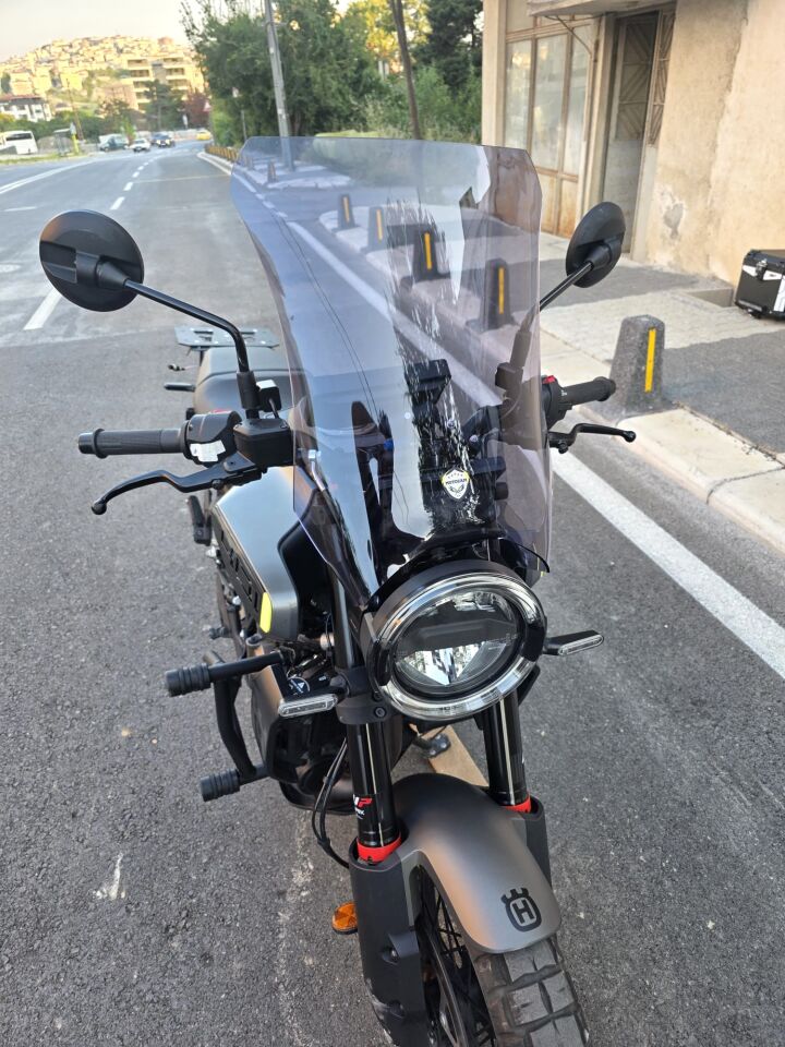 MOTOCAM Husqvarna Svartpilen 250 Ön Cam 2020-2026 Model 47cm Füme Renkli 4mm