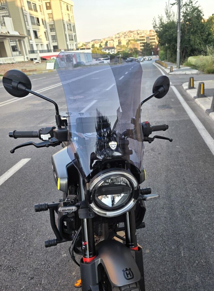 MOTOCAM Husqvarna Svartpilen 250 Ön Cam 2020-2026 Model 47cm Füme Renkli 4mm