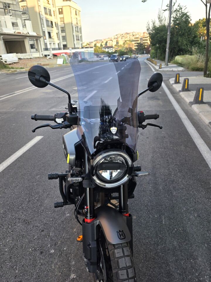 MOTOCAM Husqvarna Svartpilen 250 Ön Cam 2020-2026 Model 47cm Füme Renkli 4mm