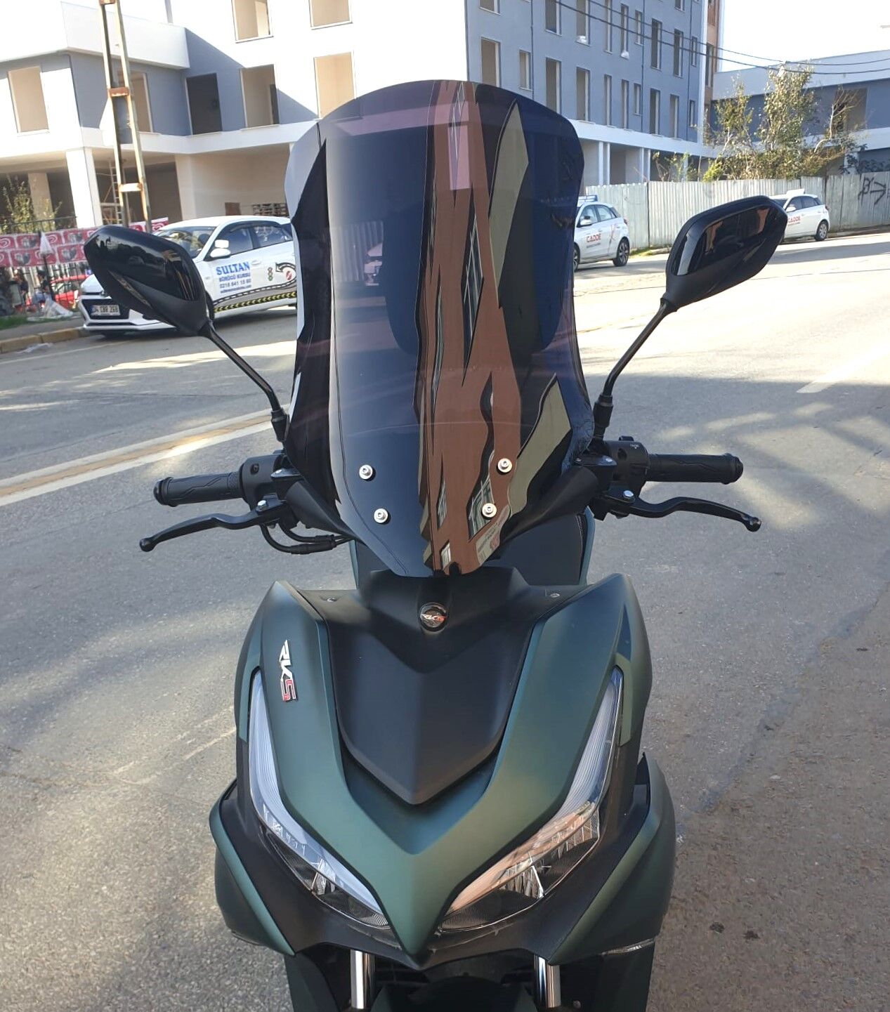 MOTOCAM Küba Arome 125 Ön Cam 2023-2026 Model 54cm Siyah Renkli