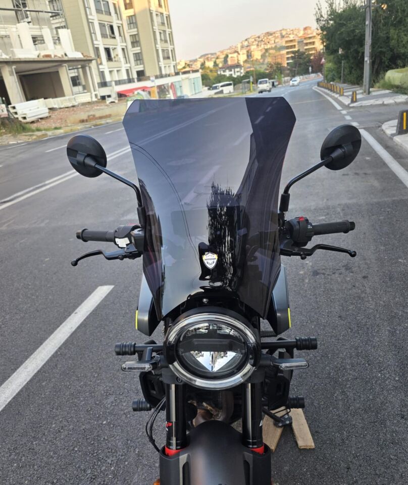 MOTOCAM Husqvarna Svartpilen 250 Ön Cam 2020-2026 Model 47cm Siyah Renkli 4mm