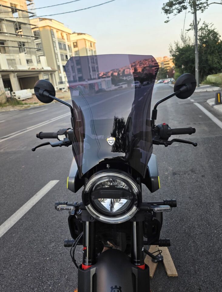 MOTOCAM Husqvarna Svartpilen 250 Ön Cam 2020-2026 Model 47cm Siyah Renkli 4mm