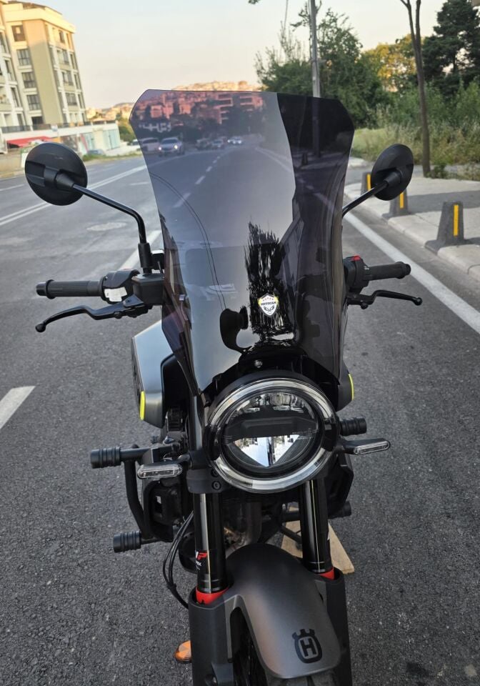 MOTOCAM Husqvarna Svartpilen 250 Ön Cam 2020-2026 Model 47cm Siyah Renkli 4mm