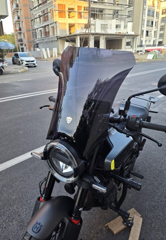 MOTOCAM Husqvarna Svartpilen 250 Ön Cam 2020-2026 Model 47cm Siyah Renkli 4mm