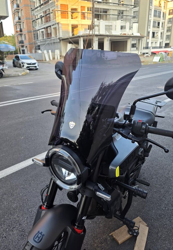 MOTOCAM Husqvarna Svartpilen 250 Ön Cam 2020-2026 Model 47cm Siyah Renkli 4mm