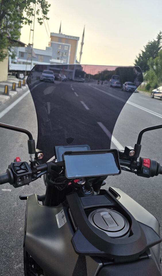 MOTOCAM Husqvarna Svartpilen 250 Ön Cam 2020-2026 Model 47cm Siyah Renkli 4mm