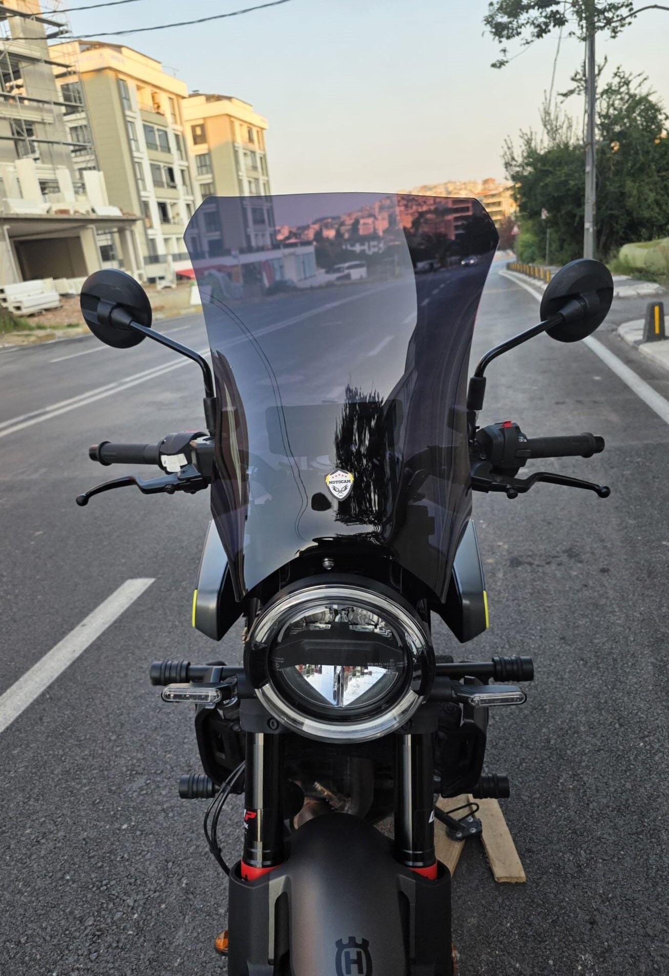 MOTOCAM Husqvarna Svartpilen 250 Ön Cam 2020-2026 Model 47cm Siyah Renkli 4mm