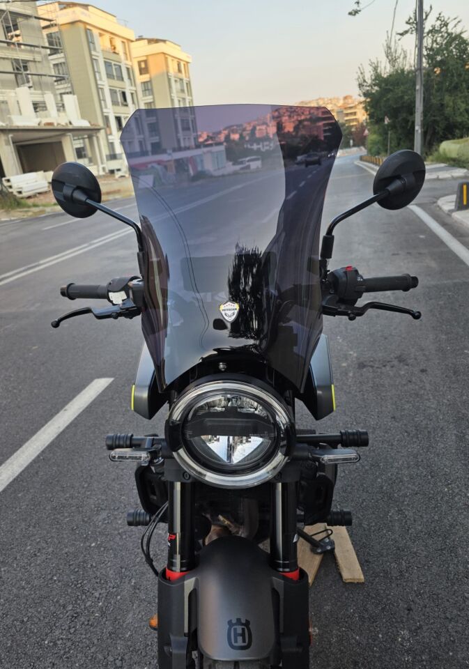 MOTOCAM Husqvarna Svartpilen 250 Ön Cam 2020-2026 Model 47cm Siyah Renkli 4mm