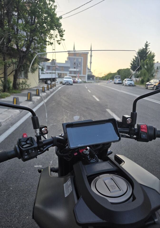 MOTOCAM Husqvarna Svartpilen 250 Ön Cam 2020-2026 Model 47cm Şeffaf Renkli 4mm