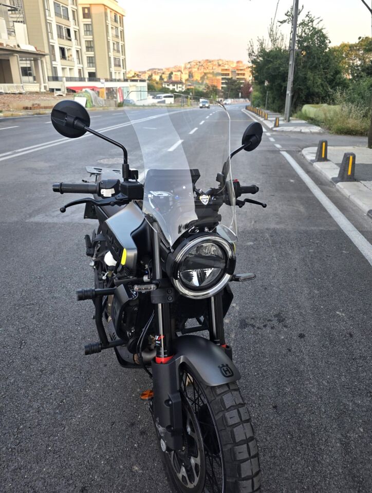 MOTOCAM Husqvarna Svartpilen 250 Ön Cam 2020-2026 Model 47cm Şeffaf Renkli 4mm