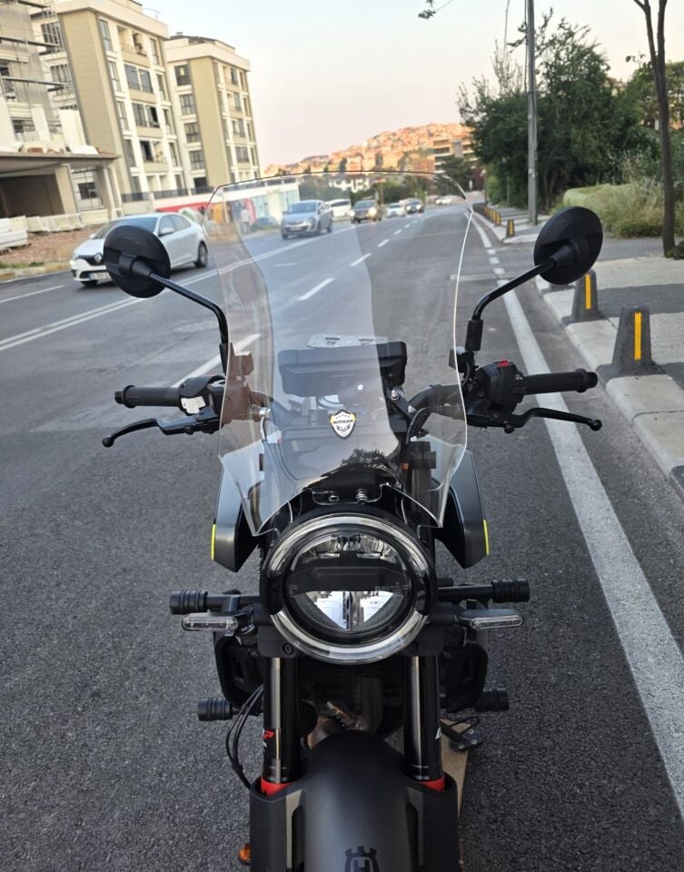 MOTOCAM Husqvarna Svartpilen 250 Ön Cam 2020-2026 Model 47cm Şeffaf Renkli 4mm