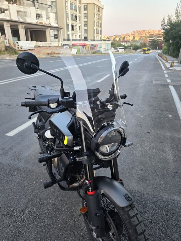 MOTOCAM Husqvarna Svartpilen 250 Ön Cam 2020-2026 Model 47cm Şeffaf Renkli 4mm