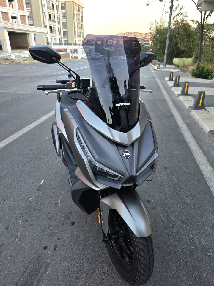 MOTOCAM Sym Cruisym 150 GT Ön Cam 2023-2026 Model 45cm Siyah Renkli 4mm