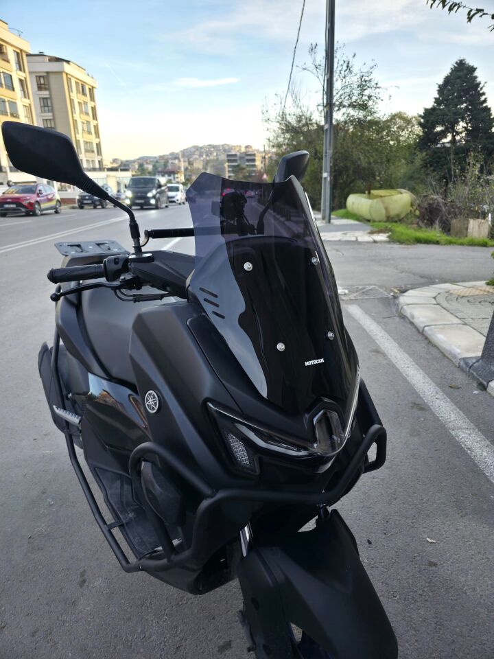 MOTOCAM Yamaha Nmax Ön Cam 2025 Model 43cm Siyah Renkli SPORTİF