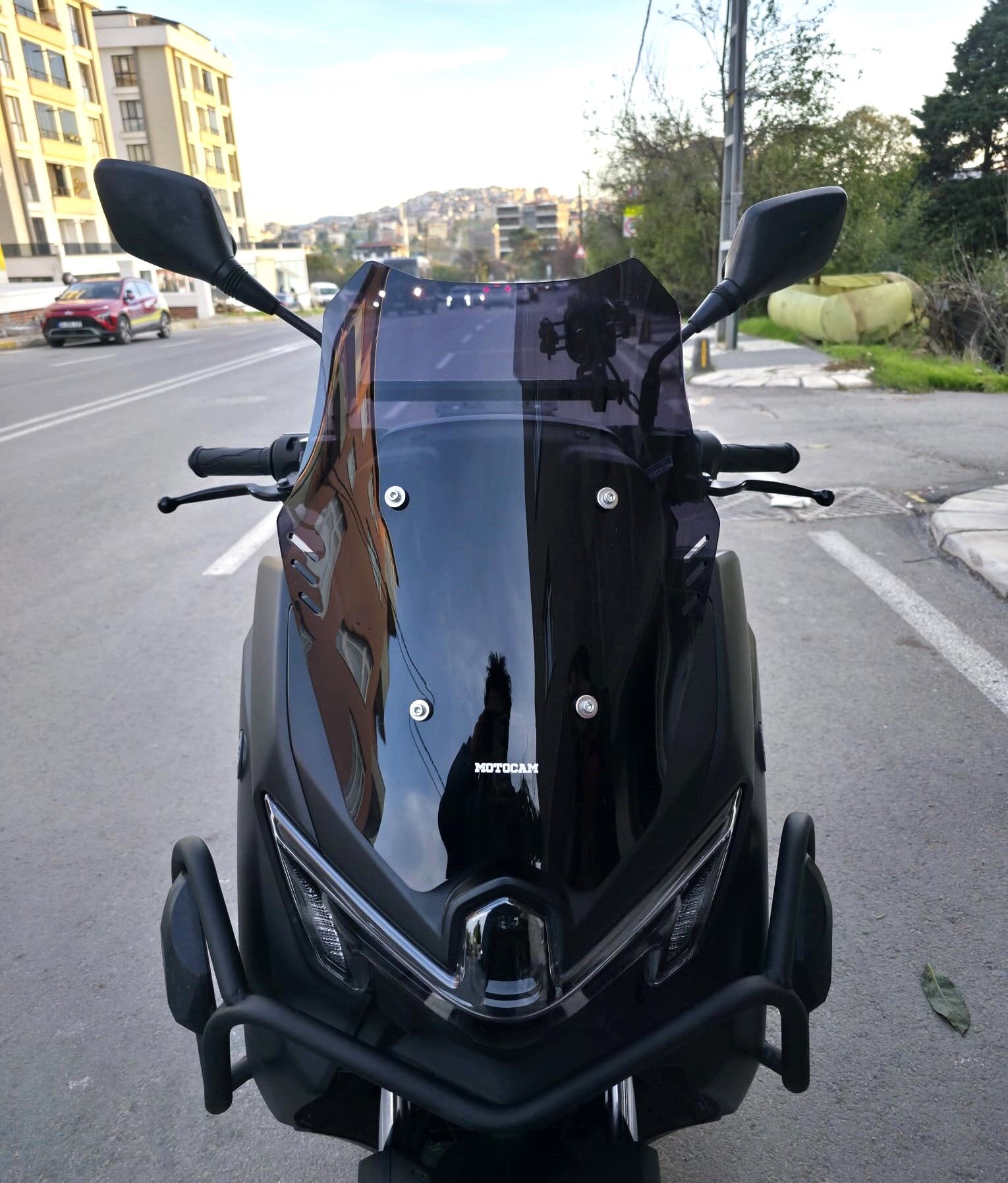 MOTOCAM Yamaha Nmax Ön Cam 2025 Model 43cm Siyah Renkli SPORTİF