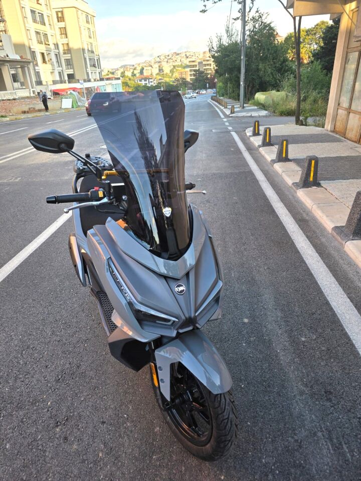 MOTOCAM Sym Cruisym 150 GT Ön Cam 2023-2026 Model 58cm Siyah Renkli 4mm