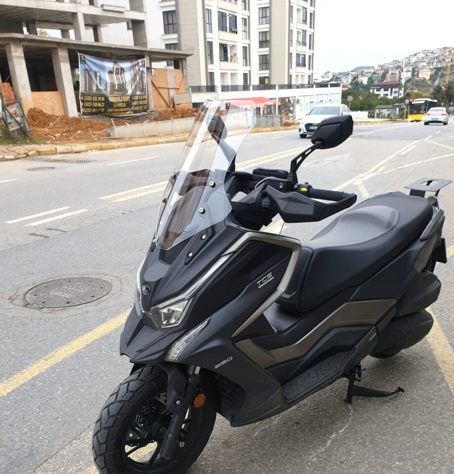 MOTOCAM Kymco DTX 250 Ön Cam 2021-2026 Model 55cm Şeffaf Renkli 4mm ORTA BOYLU