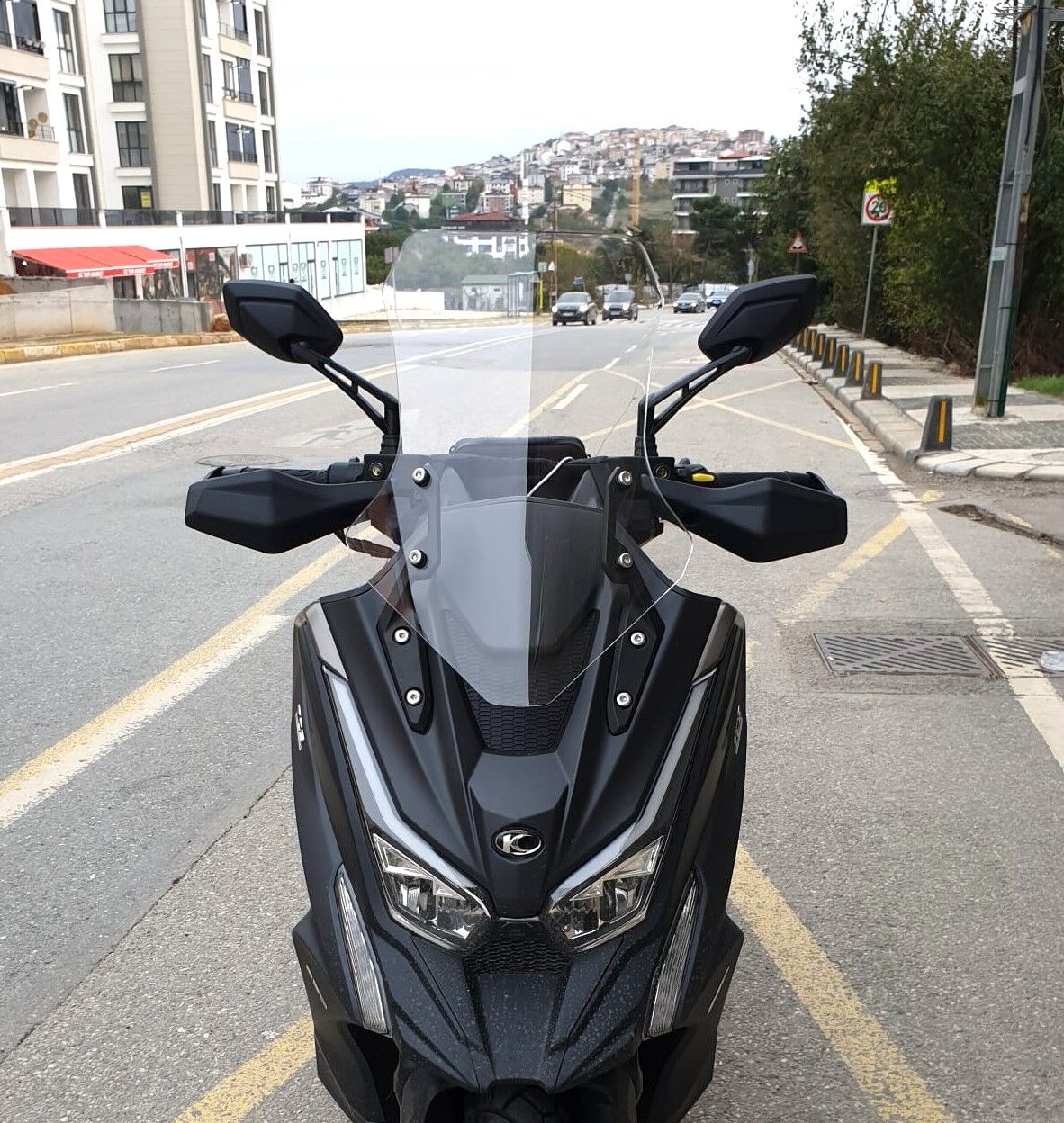 MOTOCAM Kymco DTX 250 Ön Cam 2021-2026 Model 55cm Şeffaf Renkli 4mm ORTA BOYLU