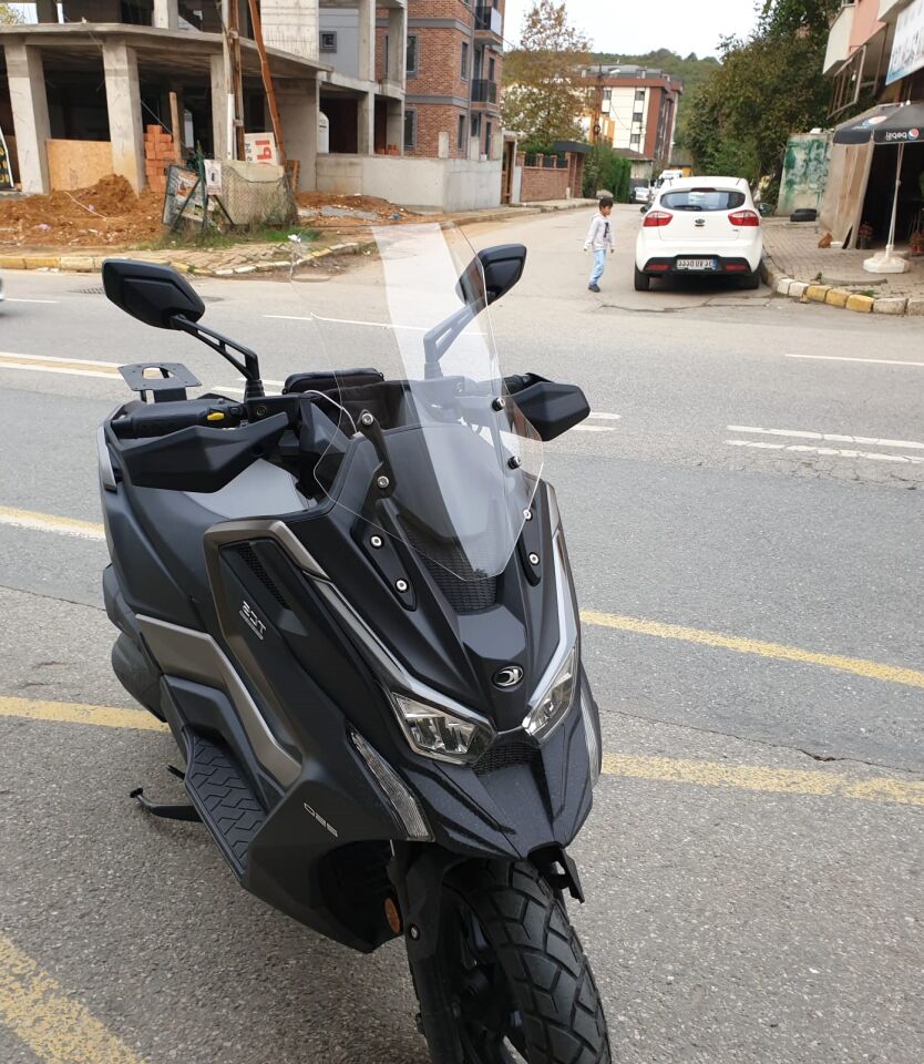 MOTOCAM Kymco DTX 250 Ön Cam 2021-2023 Model 55cm Şeffaf Renkli 4mm ORTA BOYLU