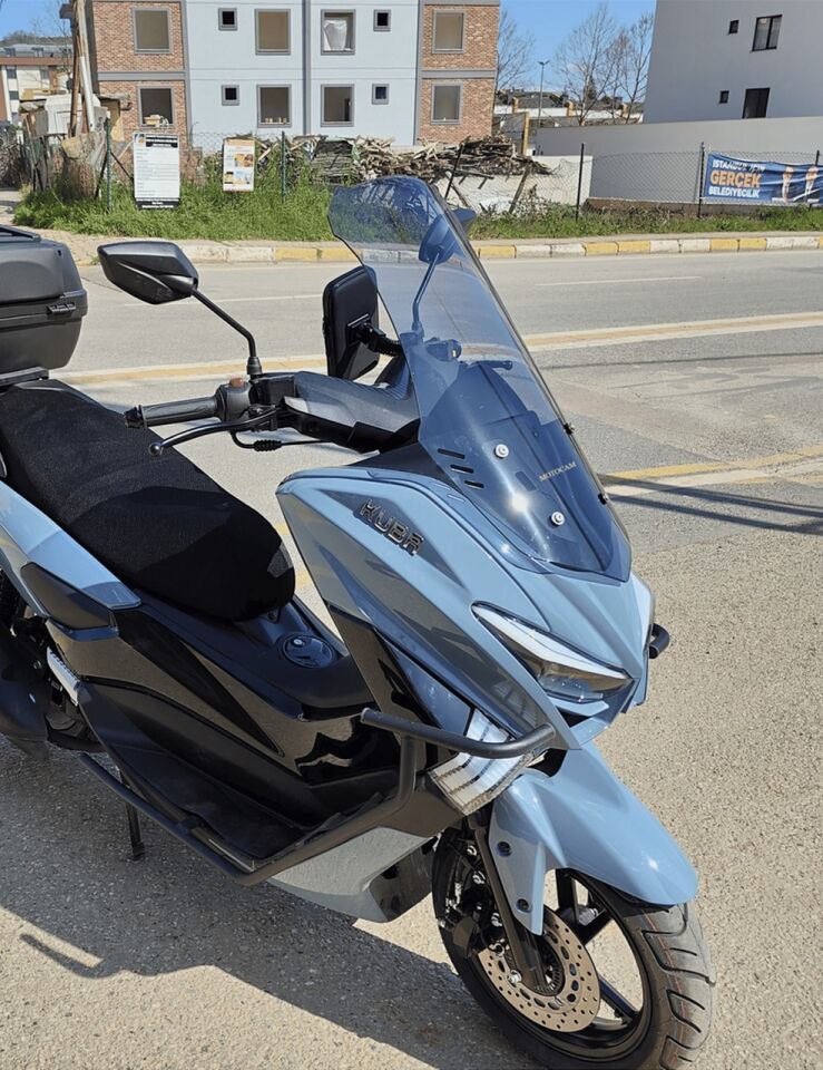 MOTOCAM Küba Chia 125 Ön Cam 2023-2026 Model 65cm Füme Renkli 4mm ORTA BOYLU