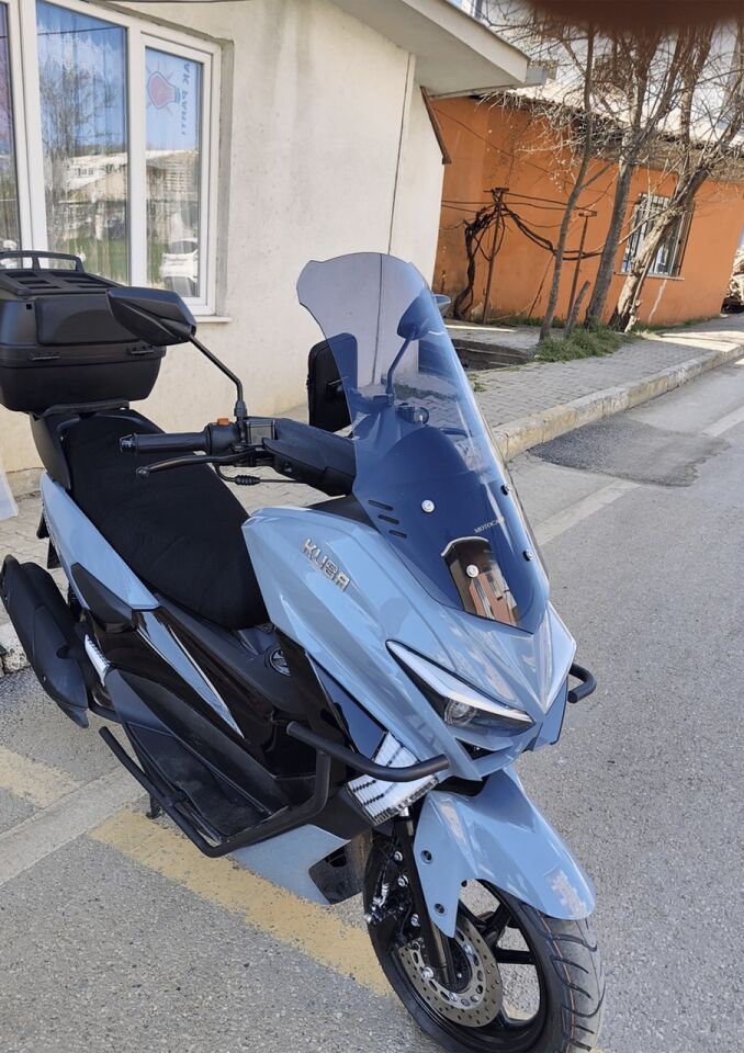 MOTOCAM Küba Chia 125 Ön Cam 2023-2026 Model 65cm Füme Renkli 4mm ORTA BOYLU