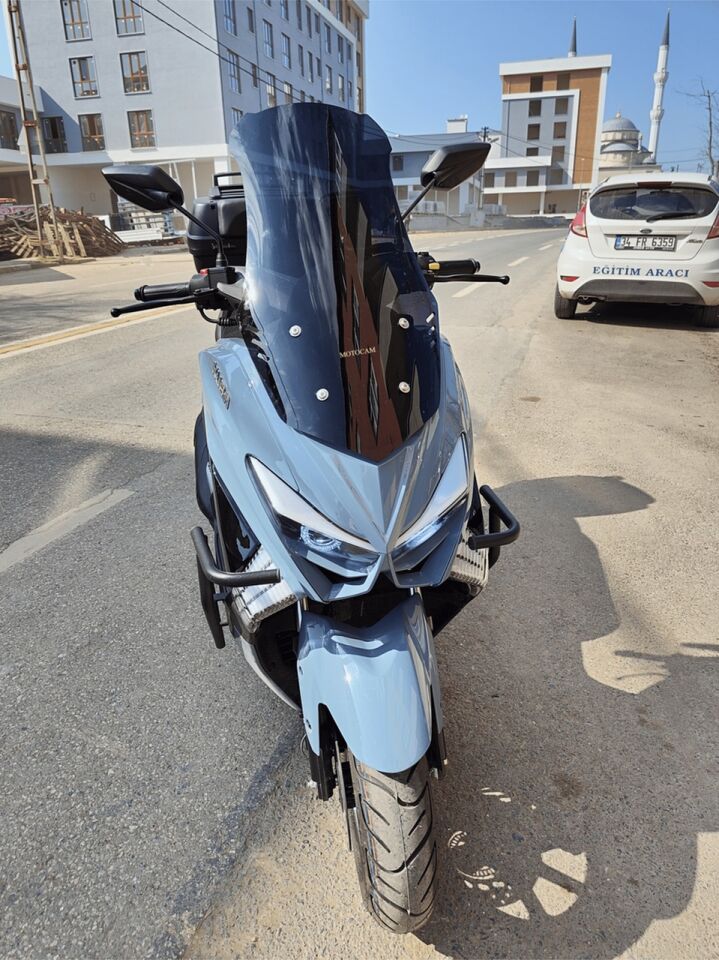 MOTOCAM Küba Chia 125 Ön Cam 2023-2026 Model 65cm Siyah Renkli 4mm ORTA BOYLU